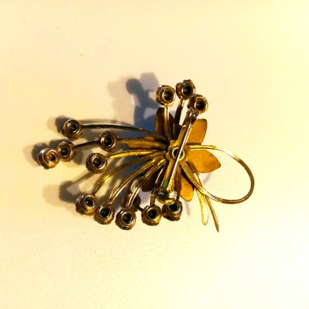 Vintage goldtone blue rhinestone flower brooch.